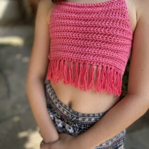 Top rosa con flecos tejido con algodón orgánico